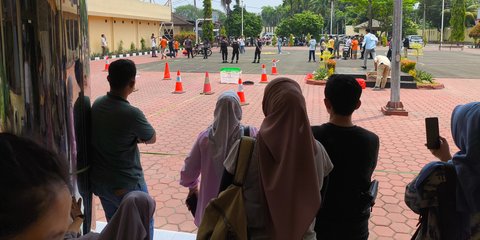 Luapan Tangis & Emosi Keluarga Saat Pelaku Reka Ulang Pembunuhan Sadis Bocah Aqila yang Wajahnya Dilakban