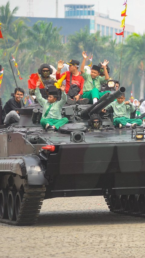 Gelar Parade Alutsista di Monas, TNI: Anak-Anak Bisa Naik Tank sambil Dadah-Dadah Depan Presiden