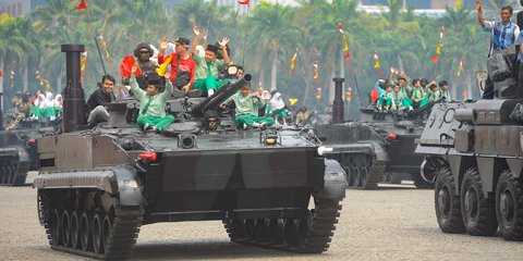 Gelar Parade Alutsista di Monas, TNI: Anak-Anak Bisa Naik Tank sambil Dadah-Dadah Depan Presiden