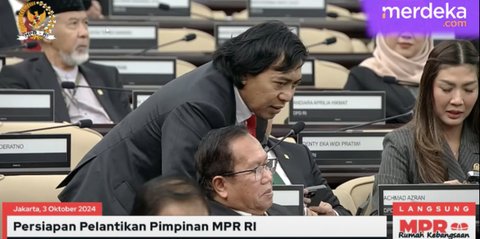 Mode Serius Komeng Berubah Kocak, Tepok Jidat saat 'Uhuy' Kembali Bergemuruh di Gedung DPR