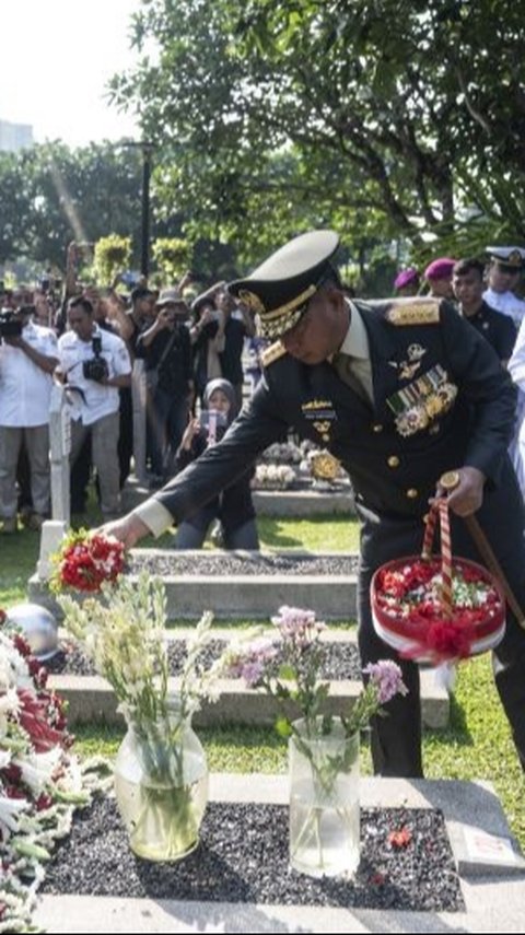 VIDEO: Panglima Agus Ziarah ke Makam Jenderal Bintang 5, Tabur Bunga Hormati Perjuangan