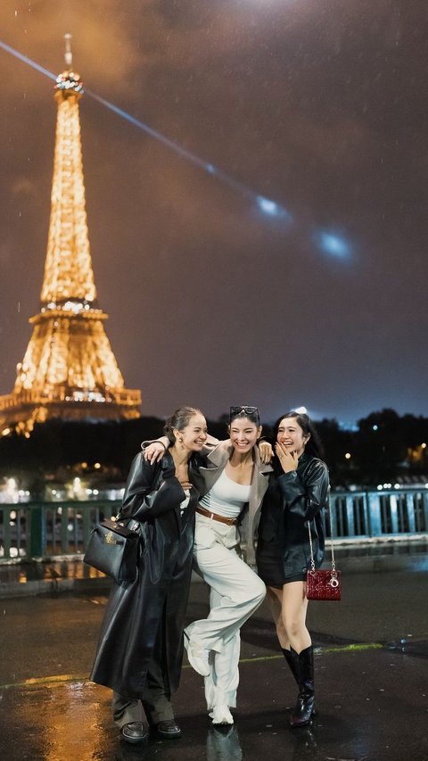 Momen Kocak Enzy Storia dan Febby Rastanty Liburan di Paris, Payung Terbalik Malah Bikin Ngakak