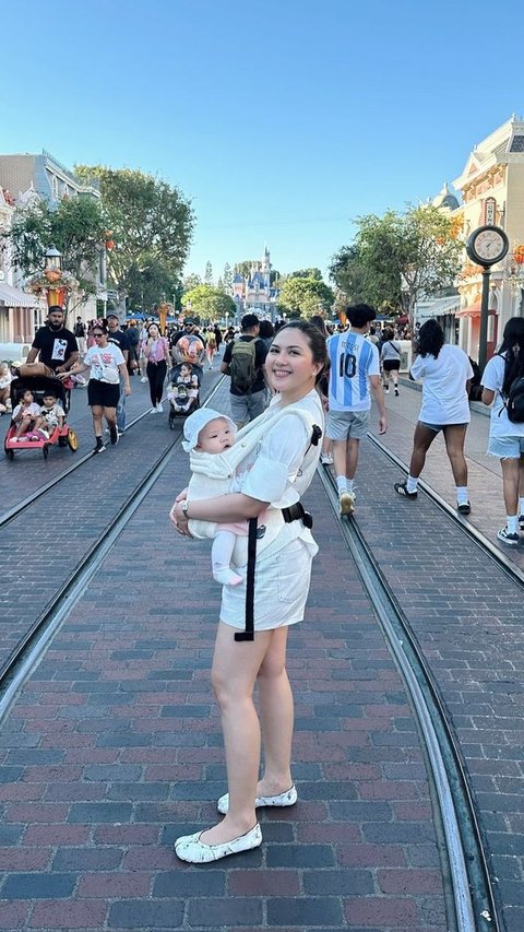 Potret Jessica Mila Ajak Putri Cantiknya ke Disneyland, Penampilannya Super Cute