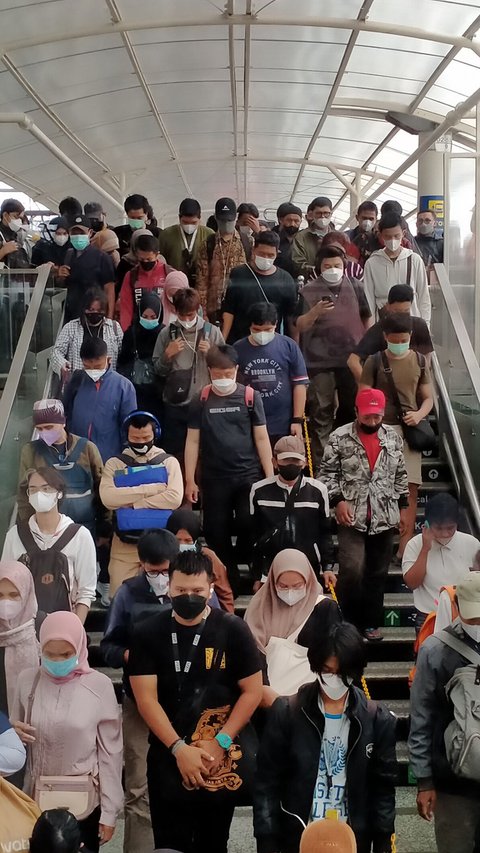 Viral Penumpukan Penumpang di Stasiun Manggarai dan Banyak yang Terjepit, KAI Beri Penjelasan Begini