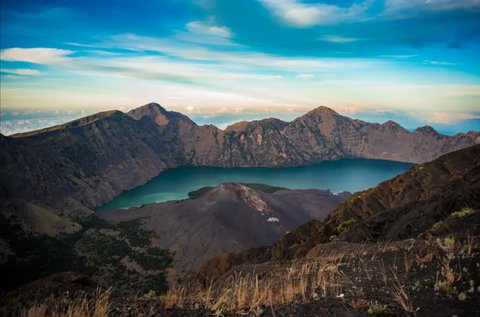 Eksotisme Danau Segara Anak, Spot Terbaik untuk Menikmati Keindahan Gunung Rinjani tanpa Mendaki ke Puncak