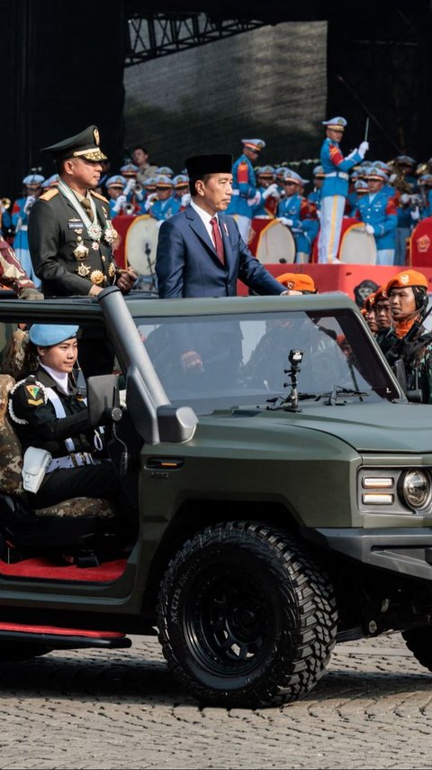 FOTO: Momen Terakhir Jokowi Pimpin Peringatan HUT TNI sebagai Presiden, Sempat Ucapkan Terima Kasih ke Prabowo