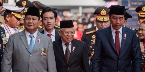 VIDEO: Erat Jokowi Pegang Tangan Iriana di HUT TNI, Prabowo Gandeng Ma'ruf di Panggung Tamu VIP