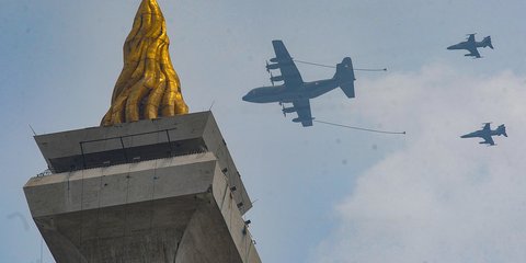 VIDEO: Menegangkan! Aksi 8 Prajurit Turun dari Monas Pakai Teknik 'Head Down' di HUT ke-79 TNI