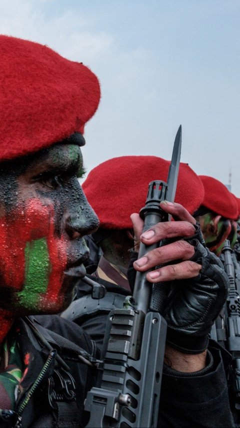 VIDEO: Menegangkan! Aksi 8 Prajurit Turun dari Monas Pakai Teknik 'Head Down' di HUT ke-79 TNI