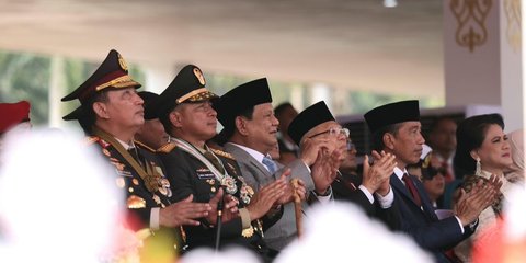 VIDEO: Aksi Keren 200 Prajurit Terjun Payung Bikin Jokowi &  Prabowo Terkagum-kagum di HUT TNI