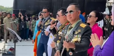 Gaya Asyik Kasad jadi 'Penyanyi Latar' Para Jenderal di HUT TNI, Nyanyi Lagu Slank