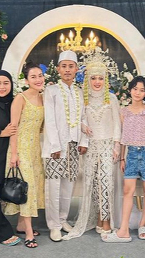 Hadiri Pernikahan Saudara, Pakaian Keluarga Ayu Ting Ting Ramai Disorot Disebut Saltum