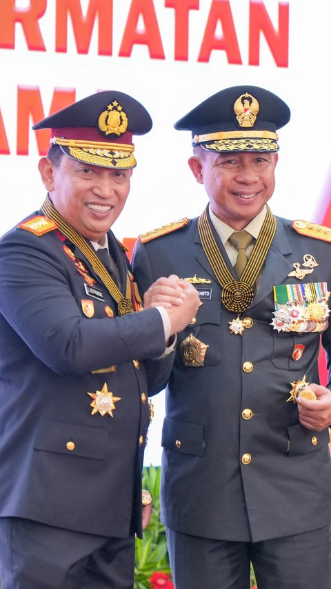 Kapolri Sematkan Bintang Bhayangkara Utama ke Panglima dan 3 Kepala Staf TNI