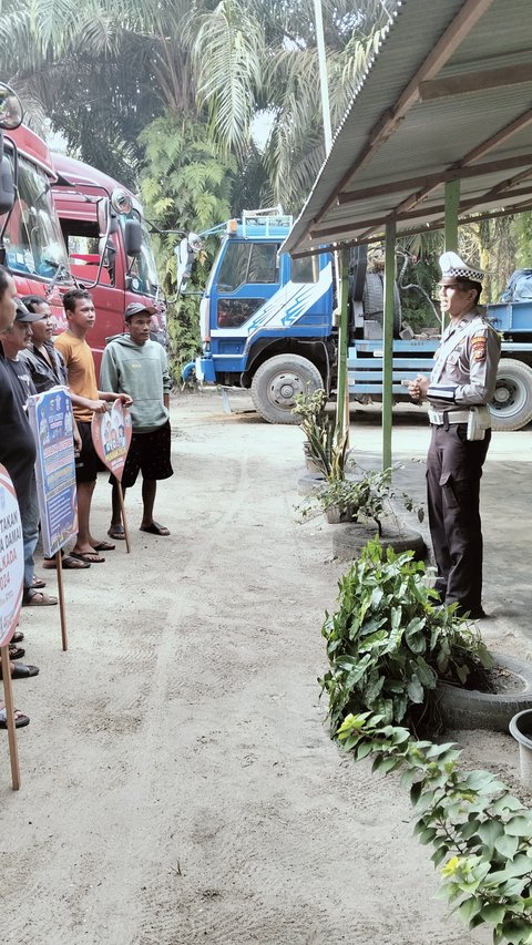 Polisi Tiba-Tiba Datangi Sopir Truk Trailer yang Istirahat di Warung Makan, Ternyata Ini yang Dilakukan