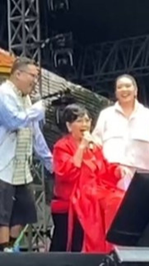 Potret Titiek Puspa Hadir di Synchronize Fest 2024, Disorot Karena Pakai Kursi Roda