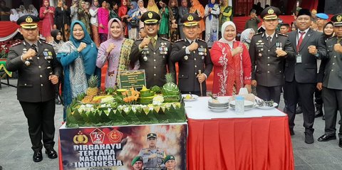 Bikin Kaget, Personel Polri Tiba-Tiba Datangi Markas Kodim Kampar saat HUT TNI