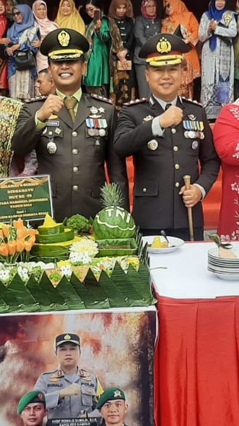 Bikin Kaget, Personel Polri Tiba-Tiba Datangi Markas Kodim Kampar saat HUT TNI