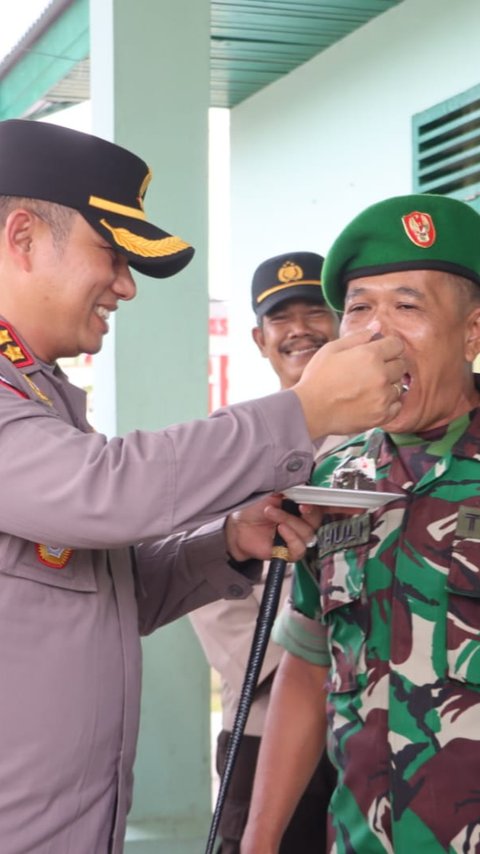 Momen Hangat di HUT TNI, Perwira Polri Beri Kejutan dan Suapi Nasi Kuning ke Prajurit