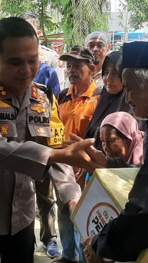 Perwira Polri Blusukan ke Kampung, Bagikan Sembako ke Warga Kurang Mampu