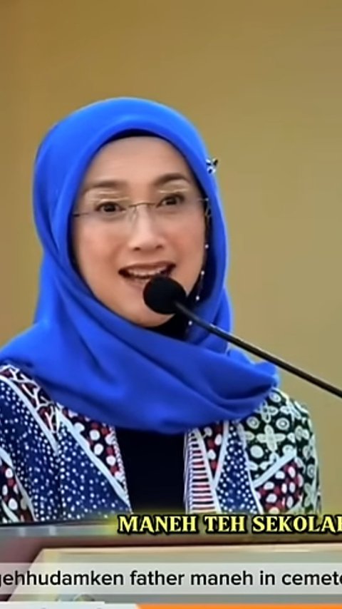 Tangis Haru Desy Ratnasari di Depan Penguji dan Keluarga saat Raih Gelar Doktor Ilmu Psikologi