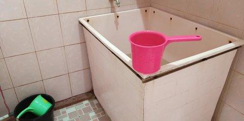 4 Cara Simpel Atasi Bau Pesing di Kamar Mandi, Cukup Gunakan Satu Bahan Terbukti Ampuh!