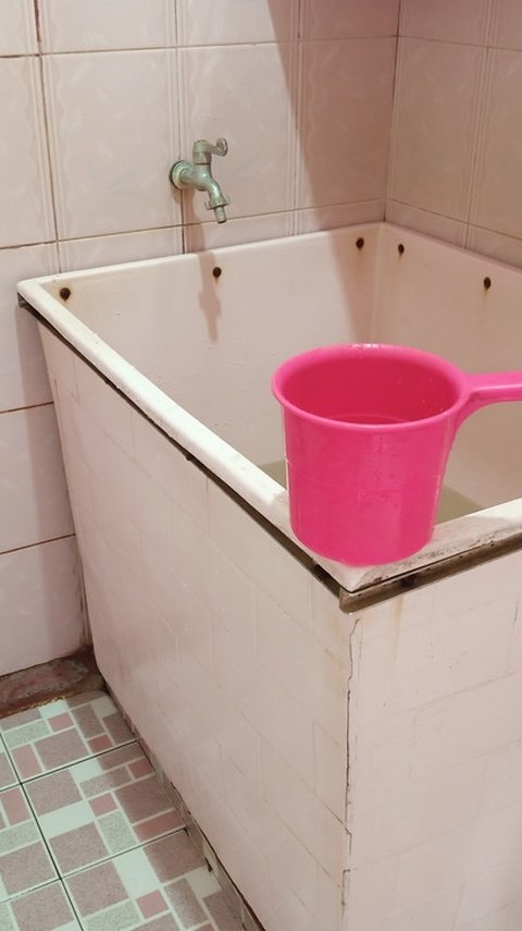 4 Cara Simpel Atasi Bau Pesing di Kamar Mandi, Cukup Gunakan Satu Bahan Terbukti Ampuh!