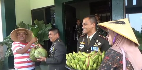 Kendarai Mobil Bak Terbuka, Petani Tiba-Tiba Datangi Letkol TNI ke Kantor, Bawaannya Tak Terduga