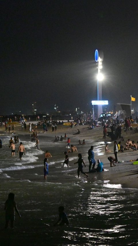 FOTO: Suhu Terlalu Panas saat Siang, Warga Dubai Ramai-Ramai Main ke Pantai Malam Hari