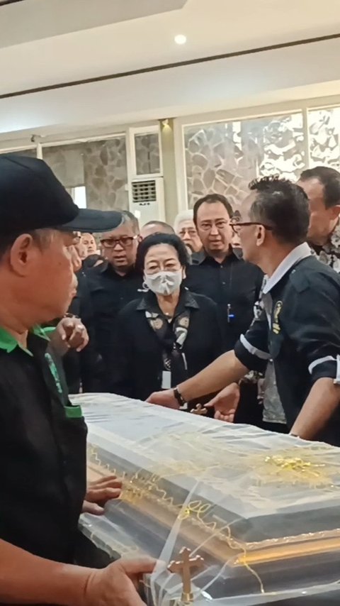 Megawati Hadiri Upacara Misa Tutup Peti Romo Beni Susetyo di Malang