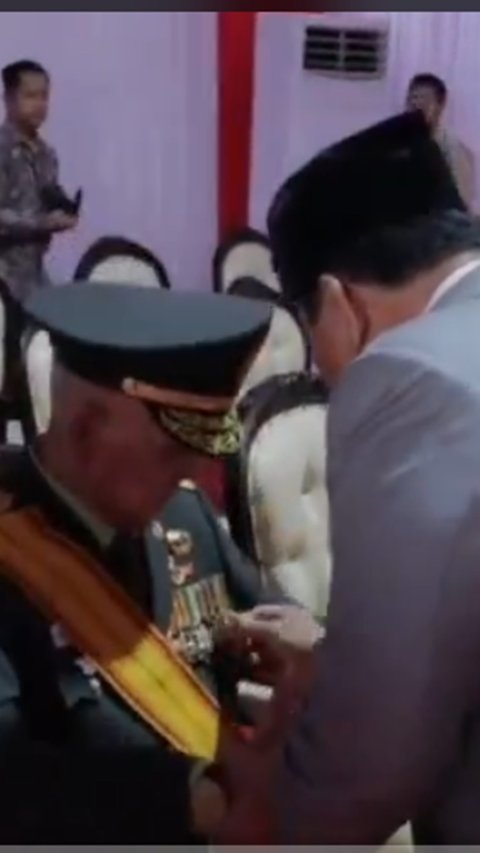 Momen Prabowo Membungkuk di Depan Jenderal Sepuh Try Sutrisno, Fokus pada Lencana yang Dipakai