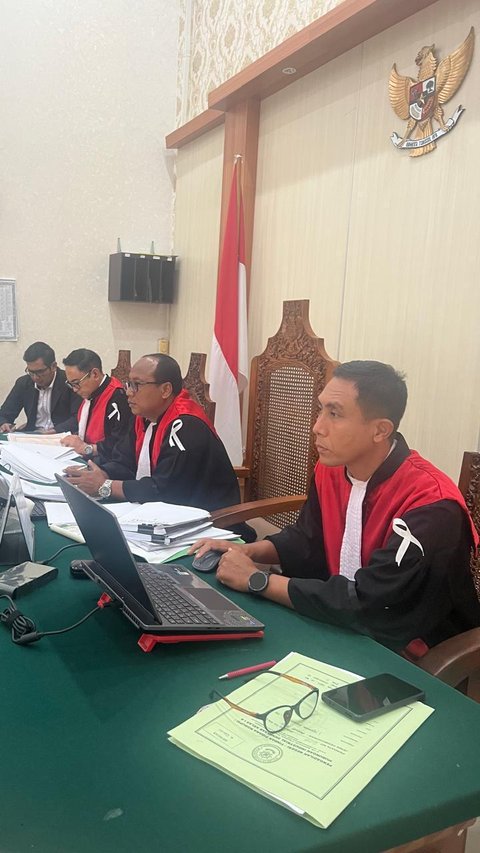 Potret Hakim-Hakim PN Denpasar Kenakan Pita Putih Simbol Tak Bisa Ikut Cuti Massal, Ini Alasannya