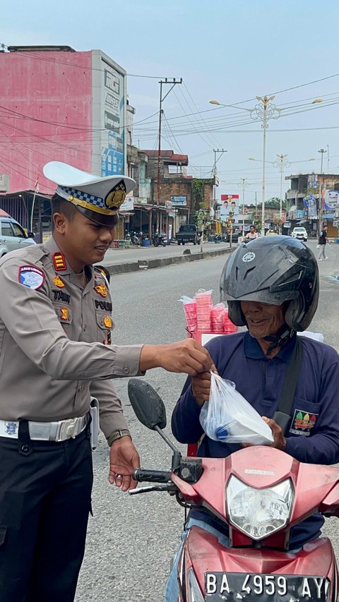 Bagikan Nasi Kotak pada Pengguna Jalan, Polres Rohul Sosialisasi Program & Pilkada Damai