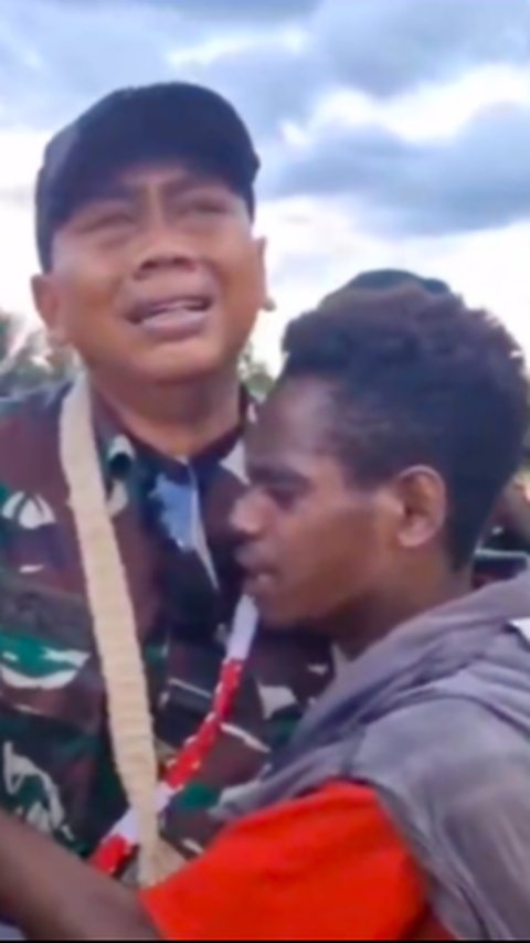 VIDEO: Momen Haru Pecah Tangis Warga Papua Lepas Kepergian Prajurit TNI