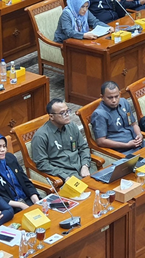 Gunakan Pita Putih, Solidaritas Hakim Indonesia Ngadu ke DPR soal Kesejanteraan