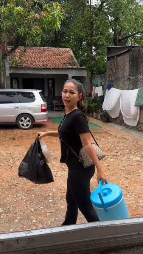 8 Potret Warung Nasi Sederhana Milik Istri Young Lex di Belakang Rumah, Belum Buka Pembeli Sudah Antre