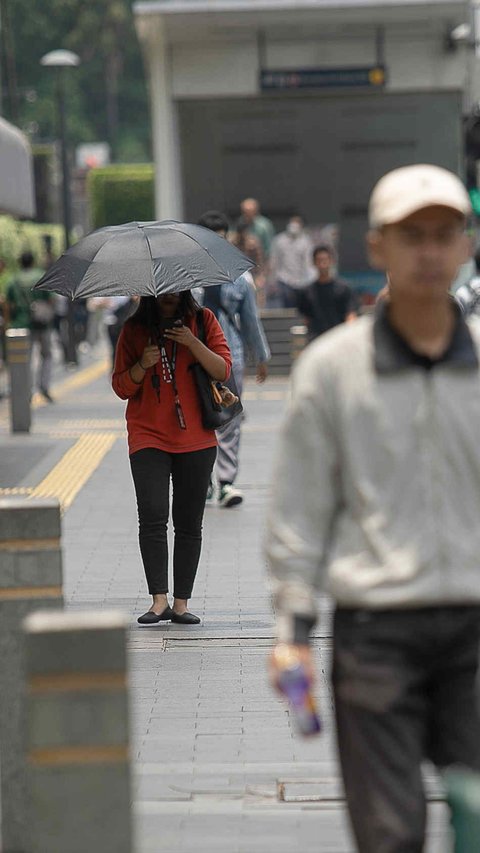 FOTO: Fenomena Hari Tanpa Bayangan Menyapa Jakarta Siang Ini, Simak Dampaknya!