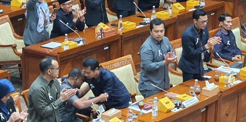 VIDEO: Momen Haru, Pecah Tangis Saling Berpelukan Hakim Saat Ditelepon Prabowo Janji Naikkan Gaji