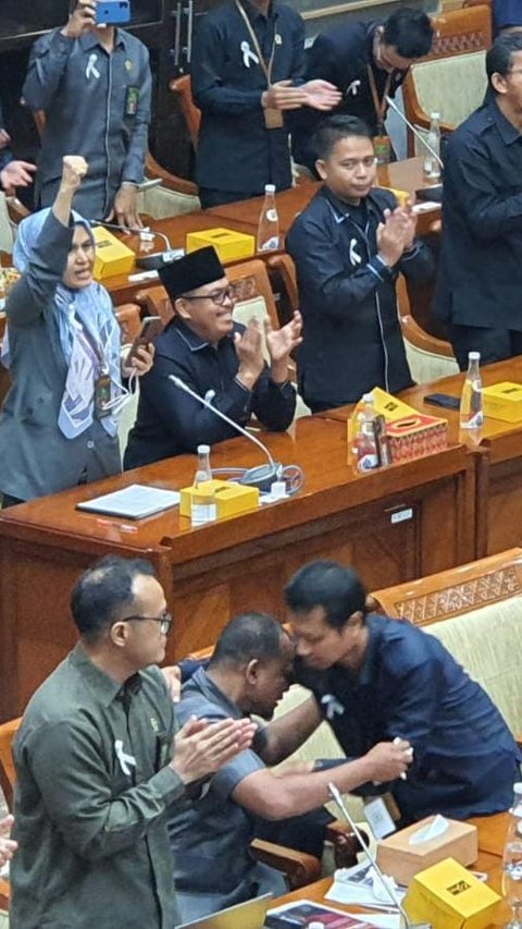 VIDEO: Momen Haru, Pecah Tangis Saling Berpelukan Hakim Saat Ditelepon Prabowo Janji Naikkan Gaji