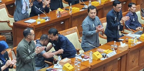 VIDEO: Momen Haru, Pecah Tangis Saling Berpelukan Hakim Saat Ditelepon Prabowo Janji Naikkan Gaji