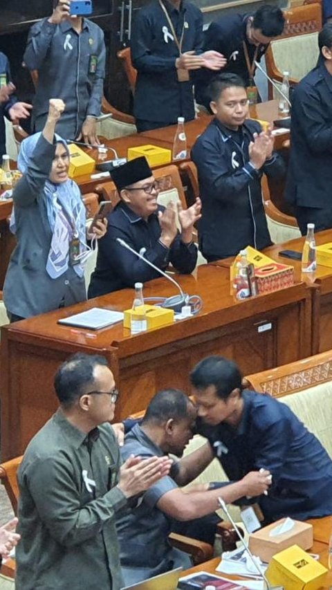 VIDEO: Momen Haru, Pecah Tangis Saling Berpelukan Hakim Saat Ditelepon Prabowo Janji Naikkan Gaji