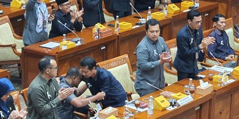 VIDEO: Prabowo Bicara Ditelepon di Tengah Panas Rapat Hakim di DPR, Ucapannya Bikin Merinding