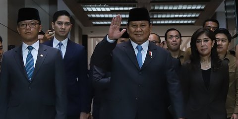 VIDEO:  Prabowo Bicara Ditelepon di Tengah Panas Rapat Hakim di DPR, Ucapannya Bikin Merinding