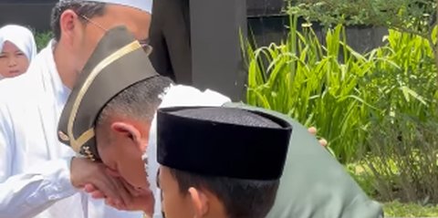 Momen Panglima TNI Jenderal Agus Subiyanto Cium Tangan Ustaz Adi Hidayat Langsung Jadi Sorotan