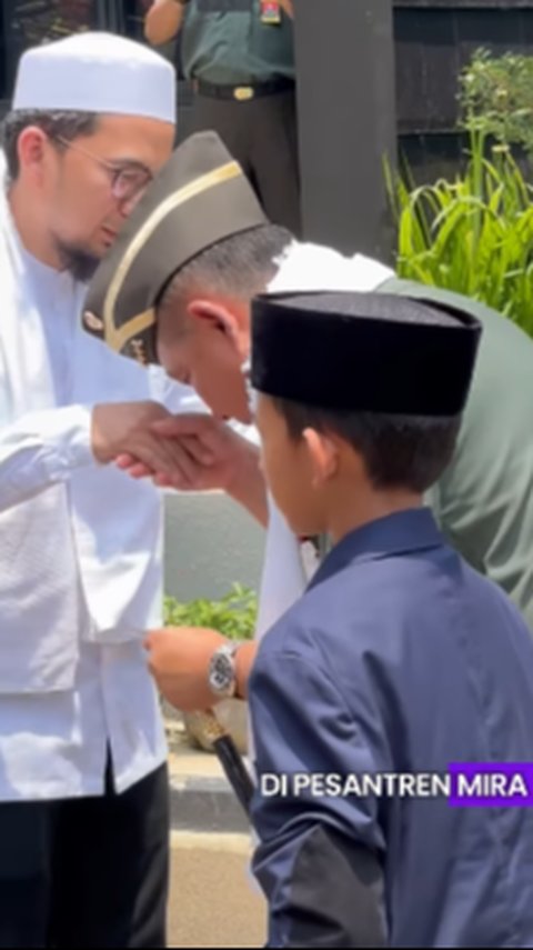 Momen Panglima TNI Jenderal Agus Subiyanto Cium Tangan Ustaz Adi Hidayat Langsung Jadi Sorotan