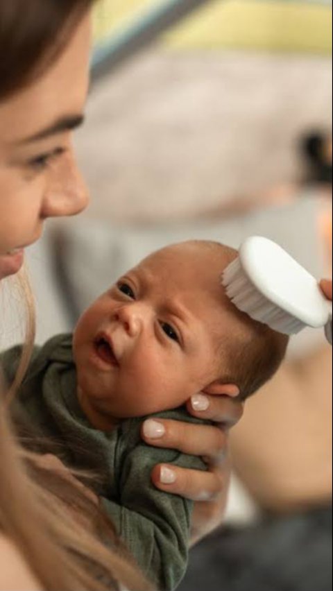 Menggunduli Rambut Bayi: Tradisi yang Perlu Dipertimbangkan atau Ditinggalkan?