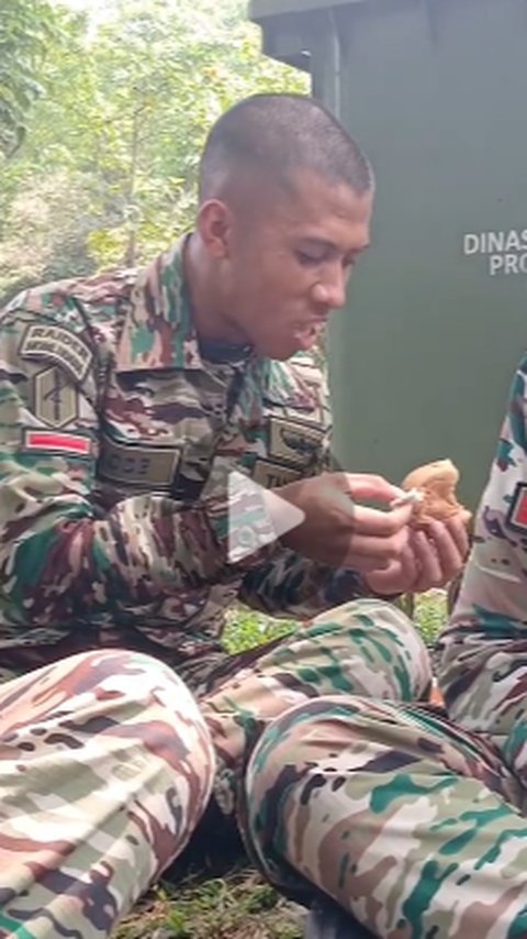 Rejeki Nomplok, Prajurit TNI Tak Sengaja Dapat Hadiah Uang saat Lagi Asyik Makan Roti, Netizen Justru Fokus ke Ekspresinya