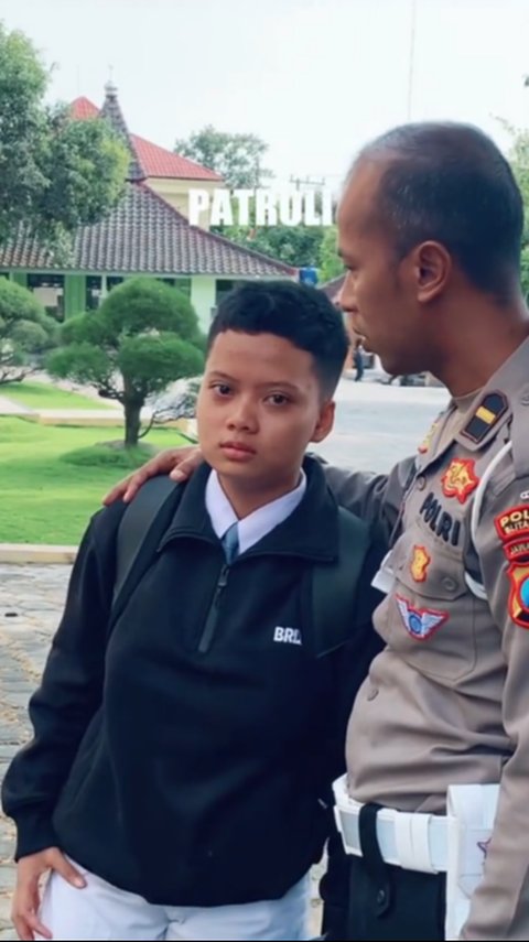 Bocah Ini Minta Tolong ke Polisi untuk Diantarkan Berangkat Les, Alasan di Baliknya Bikin Haru