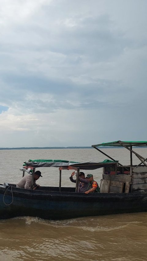 Perjuangan Polri Datangi Suku Akit, Naik Pompong Lewati Sungai Kuala