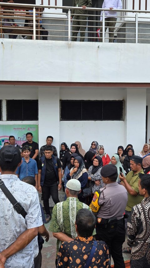 Momen Perwira Polisi Dikerumuni Warga Saat Datangi PN Bangkinang