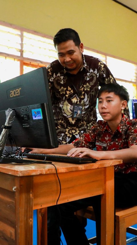 FOTO: BRI Peduli Salurkan Bantuan Teknologi Informasi dan Komunikasi serta Akses Internet untuk Sekolah di Wilayah 3T